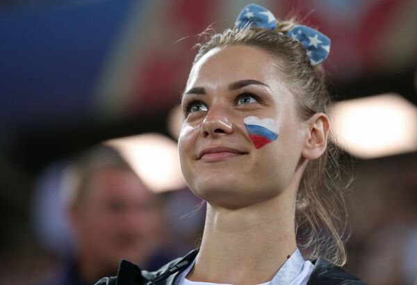 Torcedora com bandeira russa pintada no rosto vendo o jogo entre Croácia e Nigéria. - Sputnik Brasil