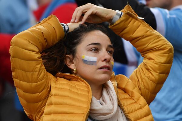 Garota torcendo pela Seleção Uruguaia ao enfrentar o Egito. - Sputnik Brasil