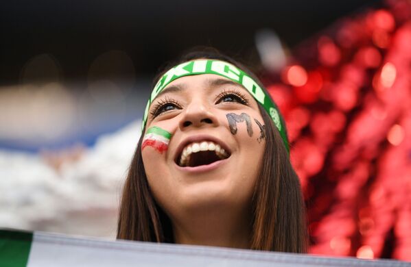 Mexicana acompanhando partida de sua Seleção contra a atual campeã do mundo, Alemanha, em Moscou. - Sputnik Brasil