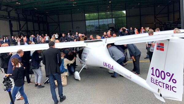 Pessoas cercando o avião elétrico de dois assentos fabricado na Eslovênia - Sputnik Brasil