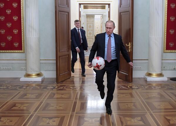 Presidente russo, Vladimir Putin, chutando bola após o encontro no Kremlin com o presidente da FIFA, Gianni Infantino - Sputnik Brasil