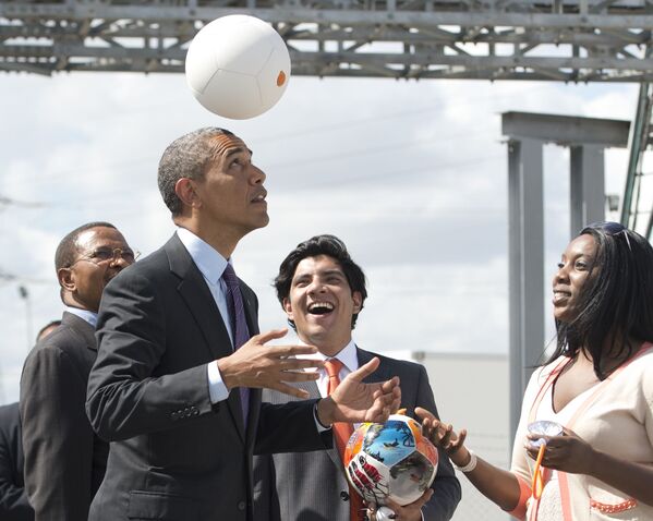Presidente dos EUA, Barack Obama jogando bola de futebol elétrica ao lado do presidente de Tanzânia, Jakaya Kikwete, 2013 - Sputnik Brasil