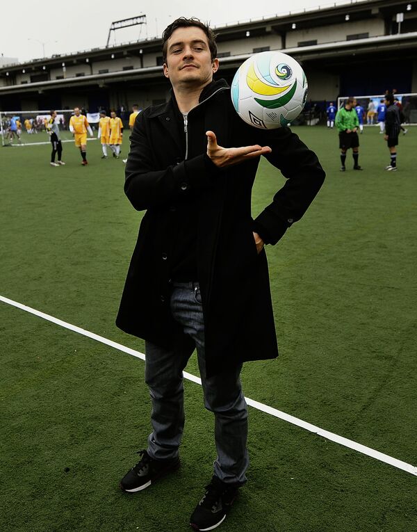 Ator britânico Orlando Bloom posando com uma bola de futebol, EUA, 2011 - Sputnik Brasil