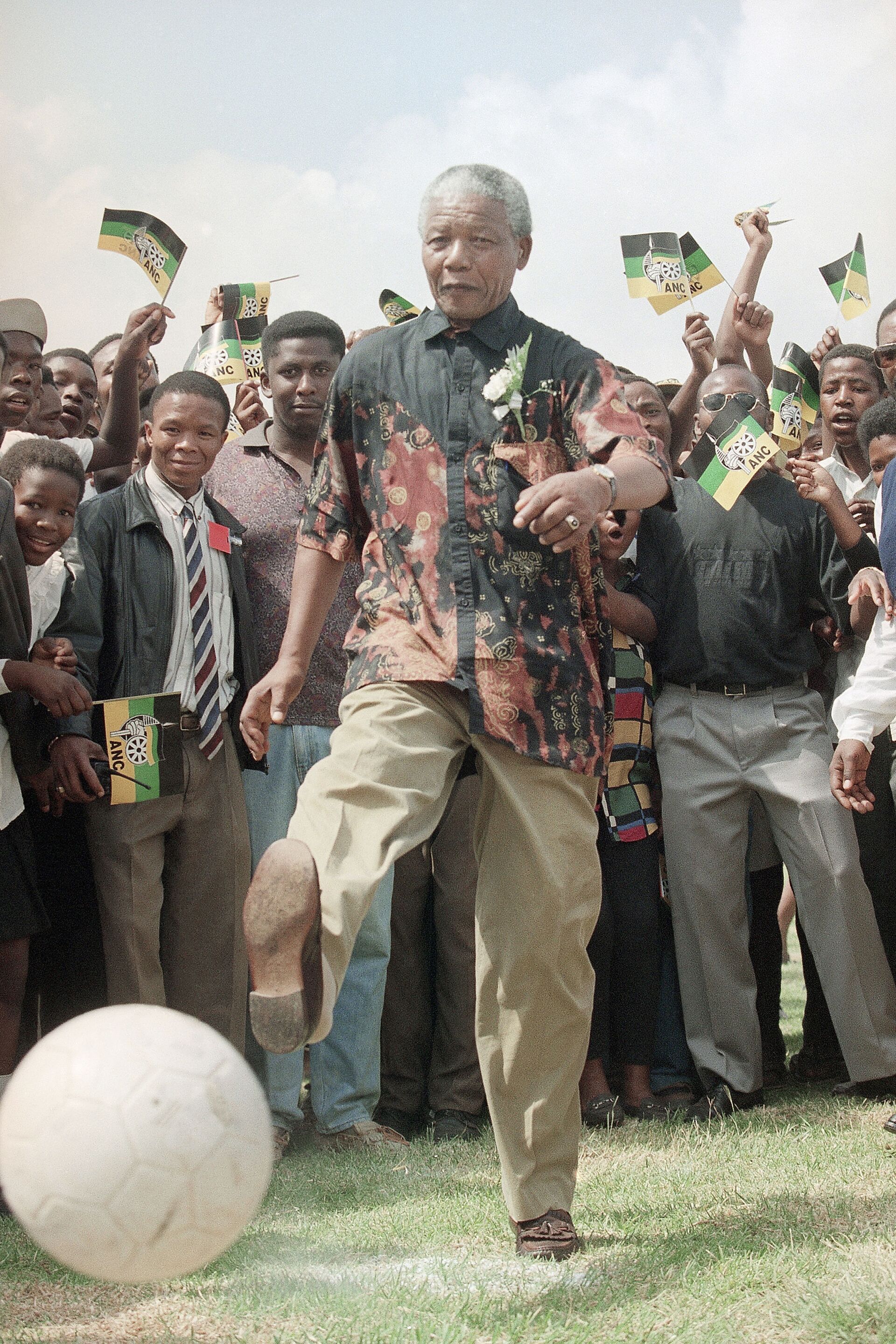 Presidente da África do Sul, Nelson Mandela, chutando bola em uma escola na África do Sul, 1994 - Sputnik Brasil, 1920, 07.01.2022
