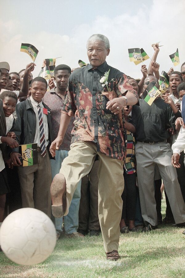 Presidente da África do Sul, Nelson Mandela, chutando bola em uma escola na África do Sul, 1994 - Sputnik Brasil
