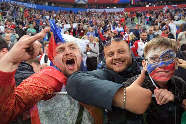 Russos comemoram a vitória de sua seleção por 3 a 1 sobre o Egito em São Petersburgo - Sputnik Brasil