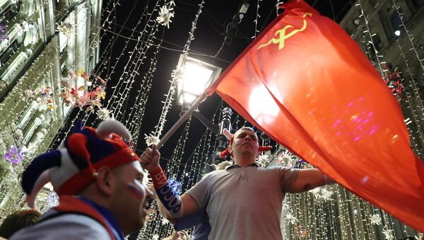 Russos celebram vitória da seleção na Copa com bandeira da URSS - Sputnik Brasil