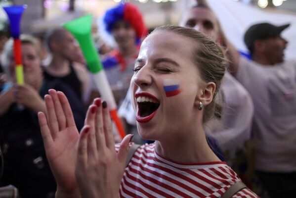 Torcedora em Moscou empolgada com a exibição da seleção russa em São Petersburgo - Sputnik Brasil