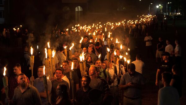 Nacionalistas brancos carregam tochas na Universidade da Virgínia, às vésperas do evento Unite The Right em Charlottesville, Virgínia, EUA. - Sputnik Brasil