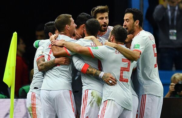 Espanhóis comemoram após o gol de Diego Costa, que definiu o placar do confronto entre Espanha e Irã - Sputnik Brasil