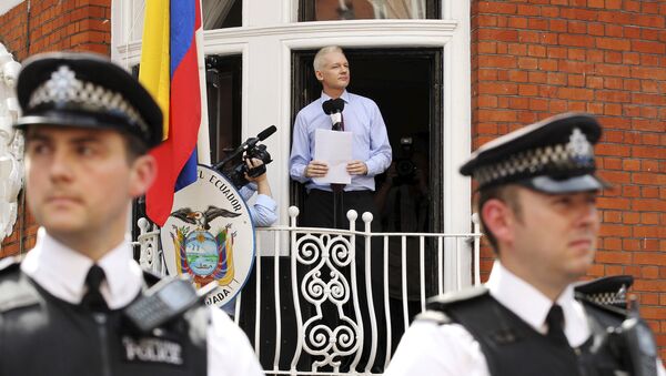 Julian Assange discursa na embaixada do Equador em Londres, em 2012. - Sputnik Brasil