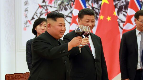 O presidente da China, Xi Jinping, e o líder da Coreia do Norte, Kim Jong-un, levantam taças durante o encontro oficial em Pequim - Sputnik Brasil
