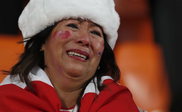 Torcedora peruana vai às lágrimas no estádio de Ekaterimburgo durante jogo do Peru contra a França na Copa do Mundo. Derrota da seleção sul-americana eliminou o time do torneio. - Sputnik Brasil
