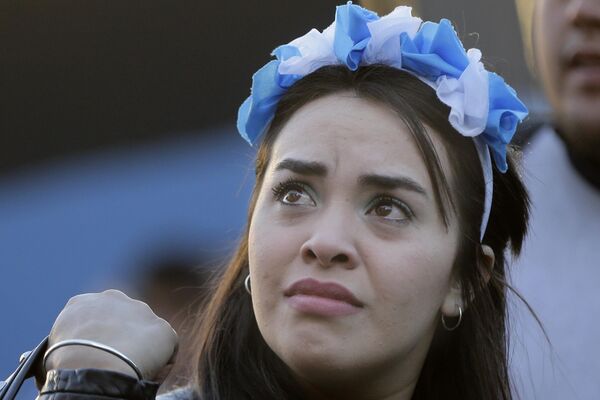 Com lágrimas nos olhos, esta argentina lamenta em plena Buenos Aires a derrota acachapante de seu país contra a Croácia. - Sputnik Brasil