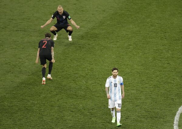 Jogadores croatas comemoram vitória da seleção sobre a Argentina de Messi durante a Copa do Mundo. - Sputnik Brasil