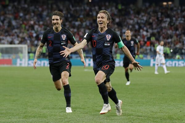 Luka Modric, à direita, comemora o gol ao lado dos companheiros de seleção. A Croácia venceu a Argentina por 3x0 e assumiu a liderança do Grupo D. - Sputnik Brasil