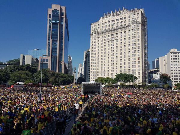 Torcedores brasileiros assistem o duelo contra a Costa Rica no Boulevard Olímpico, no Rio de Janeiro. - Sputnik Brasil