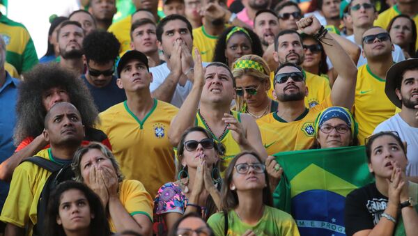 Torcedores brasileiros assistem o duelo contra a Costa Rica no Boulevard Olímpico, no Rio de Janeiro. Formats: picture - Sputnik Brasil
