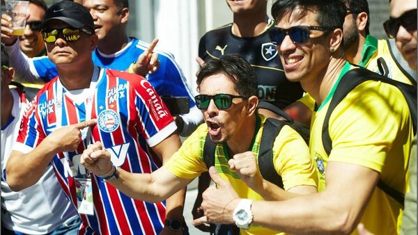 O baiano Max Peixoto, à direita, encontrou um jeito de ganhar dinheiro na Rússia: virou guia turístico de brasileiros na Copa do Mundo. - Sputnik Brasil