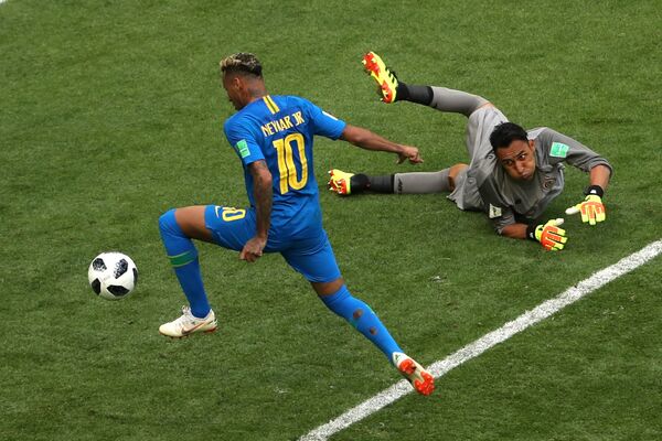 Neymar marca o segundo gol do Brasil sobre a Costa Rica e o goleiro Keylor Navas apenas olha. - Sputnik Brasil