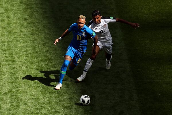 Neymar, da seleção brasileira, deixa o jogador da Costa Rica, Johan Venegas, para trás durante o jogo entre as seleções na Copa do Mundo. - Sputnik Brasil
