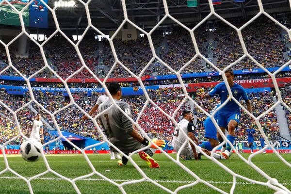 Phillippe Coutinho coloca a bola entre as pernas do goleiro Keylor Navas no segundo brasileiro durante a partida entre Brasil e Costa Rica na Copa do Mundo de 2018. - Sputnik Brasil