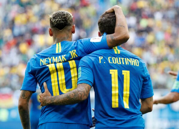 Neymar e Philippe Coutinho se abraçam durante partida contra a Costa Rica.Os dois jogadores foram os autores dos gols da partida, garantindo a vitória brasileira nos acréscimos. - Sputnik Brasil