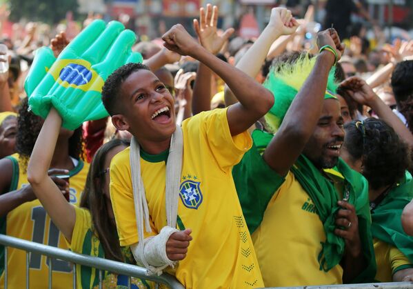 Torcedor brasileiro comemora a vitória do Brasil no Rio de Janeiro. Brasil venceu a Costa Rica na Copa do Mundo. - Sputnik Brasil