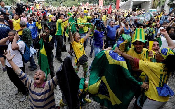 Torcedoras reagem ao jogo Brasil x Costa Rica, que teve vitória brasileira na Copa do mundo de 2018. Os torcedores assistiam ao jogo no centro de São Paulo. - Sputnik Brasil