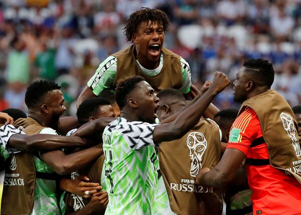 Jogadores da Nigéria comemoram vitória por 2x0 contra a Islândia na Copa do Mundo. - Sputnik Brasil