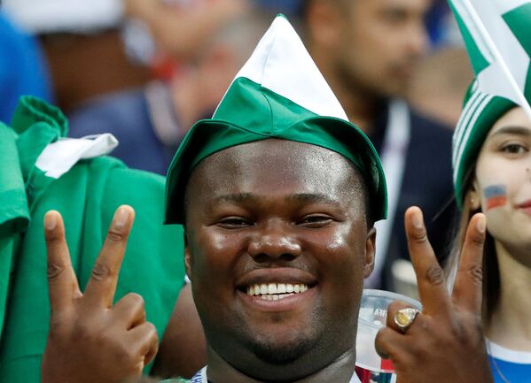 Torcedor da Nigéria sorri em Volgogrado, contente com a vitória sobre a Islândia na Copa do Mundo. - Sputnik Brasil