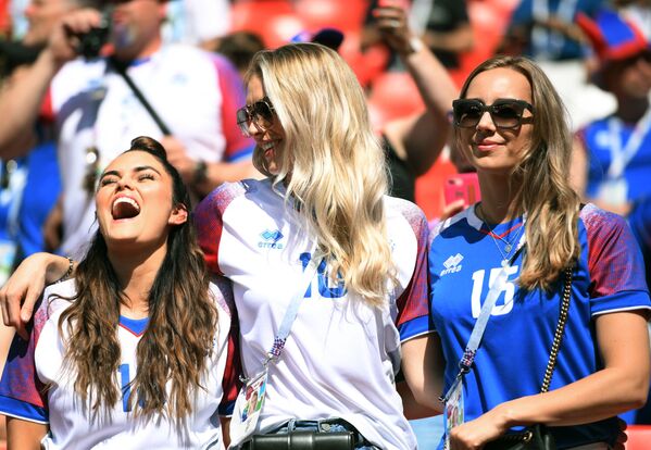 Torcedoras islandesas assistindo ao jogo entre Islândia e Argentina na Copa 2018. - Sputnik Brasil