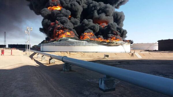 Fumaça e chamas subindo sobre um tanque de armazenamento de petróleo incendiado durante um combate entre grupos rivais em Ras Lanuf, Líbia. - Sputnik Brasil