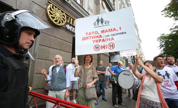 Pessoas protestando contra a Marcha de Igualdade em apoio ao movimento LGBT em Kiev. - Sputnik Brasil