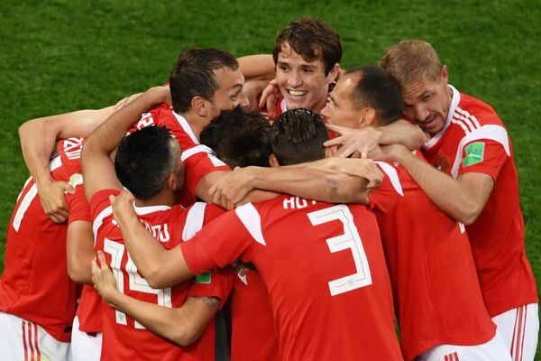 Seleção Russa celebrando um gol marcado durante a partida contra o Egito. - Sputnik Brasil