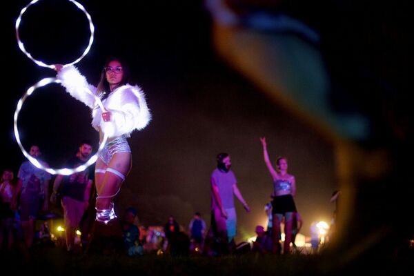 Dançarina durante apresentação no Firefly Music Festival, em Dover, EUA. - Sputnik Brasil
