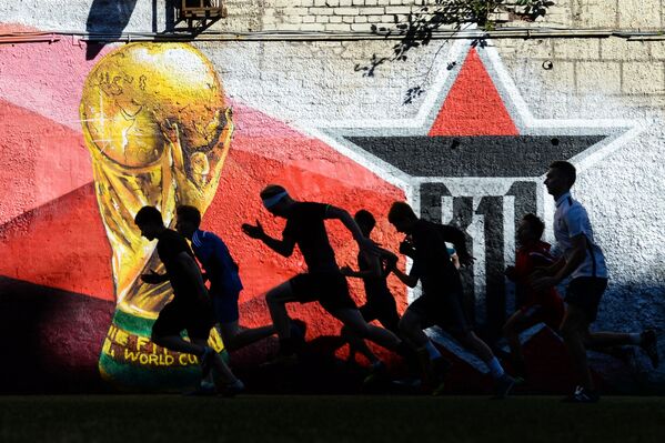 Jogadores de um clube de futebol juvenil durante o aquecimento, São Petersburgo, Rússia. - Sputnik Brasil