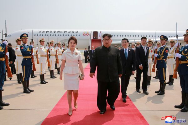 O líder norte-coreano, Kim Jong-un, com sua esposa, Ri Sol-ju, passeando durante a visita a Pequim, China. - Sputnik Brasil