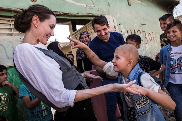 Atriz norte-americana e embaixadora da Boa Vontade das Nações Unidas, Angelina Jolie, encontra-se com Falak, de 8 anos, em Mossul, Iraque. - Sputnik Brasil