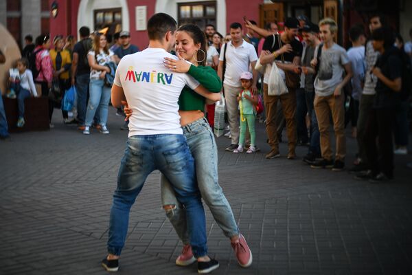 Turistas dançando nas ruas de Kazan, Rússia. - Sputnik Brasil