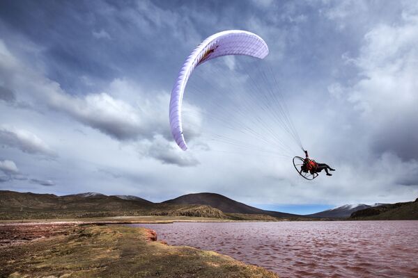 Paraglider voando em Laguna Roja, Chile. - Sputnik Brasil