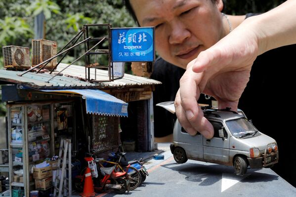 Artista taiwanês Hank Cheng mostrando seu modelo em miniatura das ruas de Taipé, Taiwan. - Sputnik Brasil