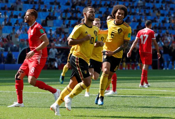 Bélgica 5x2 Tunísia se enfrentaram em Moscou no primeiro jogo do dia. Eden Hazard comemora com Axel Witsel depois de marcar seu primeiro gol - Sputnik Brasil
