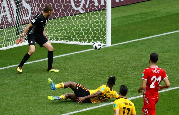 Bélgica 5 x 2 Tunísia - O atacante belga Michy Batshuayi fecha a conta pra Bélgica e marca o quinto gol da seleção - Sputnik Brasil