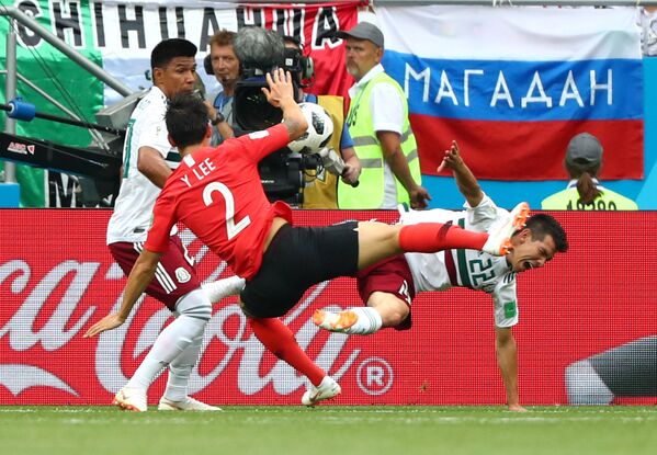 México 2 x 1 Coreia do Sul - Jesus Galhardo e Lee Yong disputam a bola na partida em Rostov - Sputnik Brasil