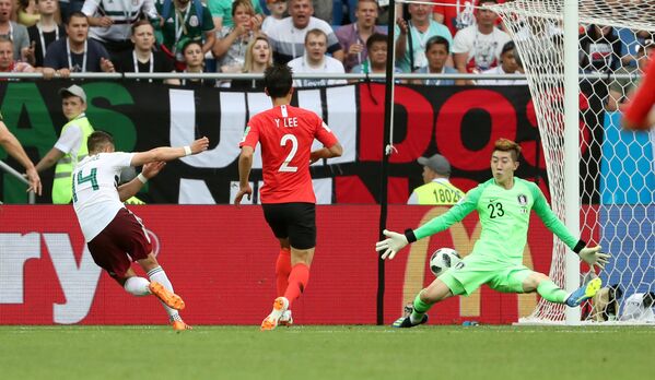 México 2 x 1 Coreia do Sul -  Javier Hernandez comemora o segundo gol da seleção mexicana após uma bela jogada de contra-ataque - Sputnik Brasil