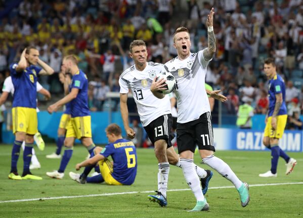 Alemanha x Suécia - Marco Reus comemora o gol de empate da Alemanha ao lado de Thomas Muller - Sputnik Brasil