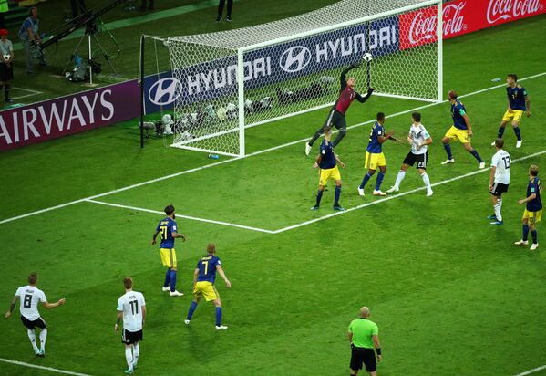 Alemanha 2 x 1 Suécia - Toni Kroos faz um golaço no último minuto e mantém viva a esperança alemã - Sputnik Brasil