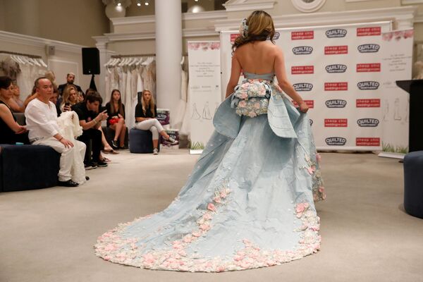 Modelo apresenta sua obra durante o 14º Concurso Anual de Vestidos de Noiva de Papel Higiênico em Nova York - Sputnik Brasil