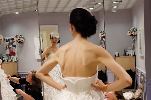 Modelo se prepara para sair ao palco durante o 14º Concurso Anual de Vestidos de Noiva de Papel Higiênico em Nova York - Sputnik Brasil